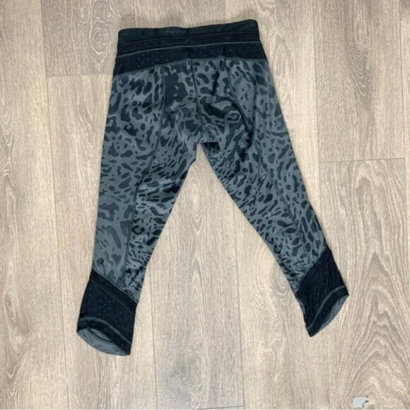 Lululemon Just Breathe Crop Animal Swirl Deep Coal Light Black Capri Legging - Picture 13 of 14